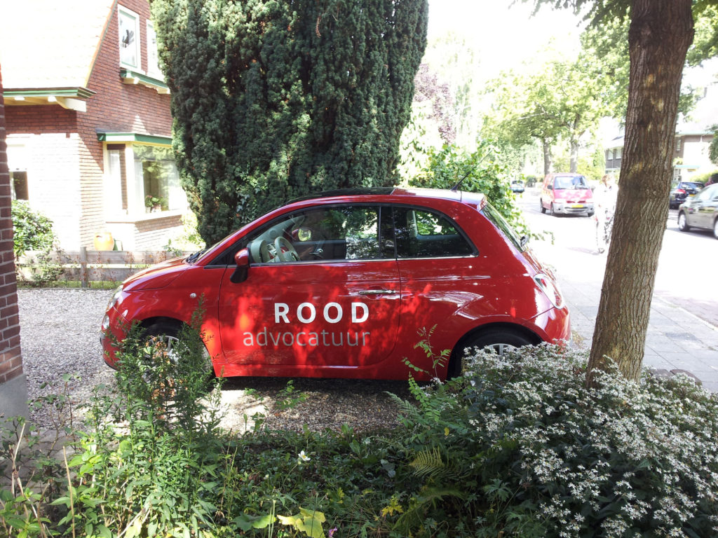 Rood Advocatuur autobelettering